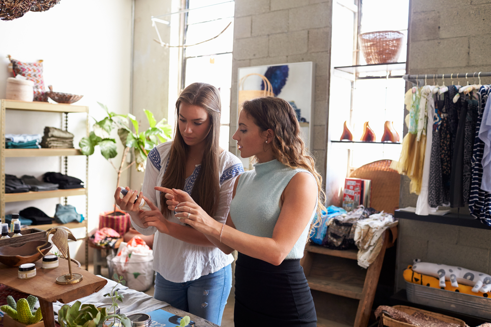 Fashion-store-manager-helping-employee